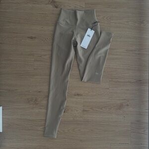 Alo Yoga High-Waist Airlift Legging in Gravel Size XS